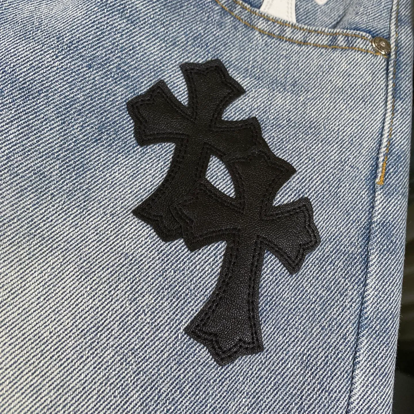 P240 CH Chromehearts black and white cross patch leather jeans, priced at 34W level, patchwork cross pattern embellishment, washed jeans! ! An absolutely high-end luxury product, a 1.9W-level god-level single product, a super popular product, made by top heavy industry, a magic weapon that cannot be missed! [About Zangyin] This is an extremely luxurious fashion brand that can also be called the aristocracy of the high street. It has always been an exclusive brand for some hipsters or rich second generations. Compared with ordinary high streets, it is more luxurious and noble. Compared with luxury brands, it is more fashionable and individual. It has always been a brand that I have a special liking for. [Top heavy industry fashion design] Consistently high-street luxury style. Speaking of this style, the Zangyin family and GU family are definitely the leading representative brands. Especially the Zangyin family has really achieved a state-of-the-art effect in creating high-street style. The unique washed material is used to create this style. The color system is already quite eye-catching. After it is decorated with patchwork cross flowers, it cleverly highlights the charm of the brand. Secondly, this style uses classic The high-waist cutting design highlights the long legs and fashionable temperament of the upper body. The brand is highly recognizable and the slim fit configuration is more suitable for daily wear. It is a product that interprets personality, fashion, and specifications at a glance. This single product is enough to make any fan excited. It can be a white T-shirt for a youthful college style, or a tight suspender for a royal style. It has strong matching ability and can be easily controlled by men.  [Materials and craftsmanship] Needless to say, this point goes without saying. As an excellent craftsman brand, Zangyin’s requirements for details and craftsmanship are really perfect. The washed color of this model has gone through so many processes, not to mention the embellishment of denim appliques. It is also purely hand-made and sewn. Just like what they believe in, only hand-made things have soul and have the meaning of wear. A top-notch heavy-duty fashionable denim item, I look forward to your perfect interpretation! !  Color: blue Size: 28-36